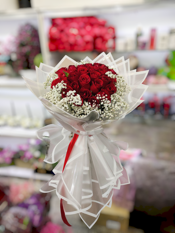 دسته گل رز قرمز و ژیپسوفیلا تازه مارال گل ارومیه