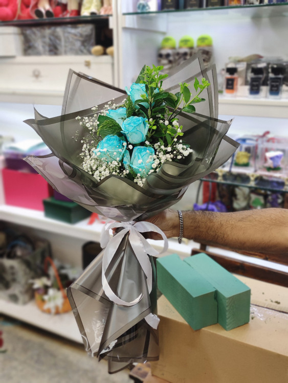 دسته گل رز آبی با تزیین شیک و مدرن مارال گل