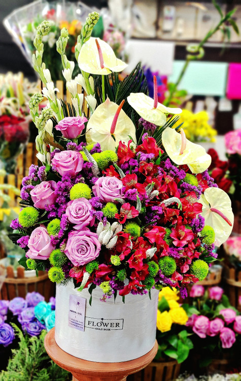 باکس گل سفید شیک با گلهای رز و آنتوریوم تازه