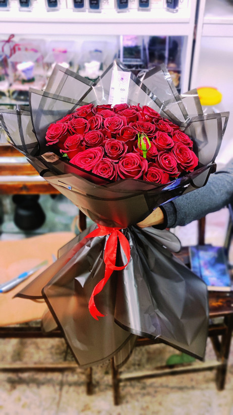 دسته گل رز قرمز ۳۰ شاخه با بستهبندی شیک - ارسال رایگان در ارومیه، تضمین تازگی و کیفیت
